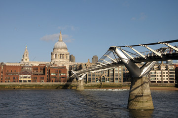 Fototapeta na wymiar Saint Pauls Cathedral i Millennium Bridge, Londyn