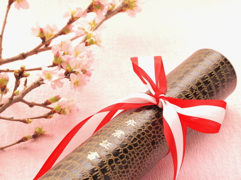 卒業証書と桜