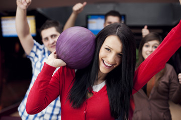 Obraz premium Friends bowling together