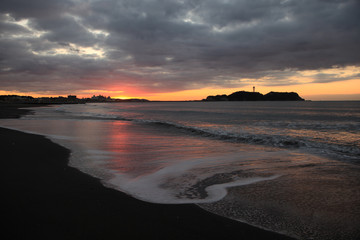 Fototapeta na wymiar Cloud and shore and Enoshima of the morning glow