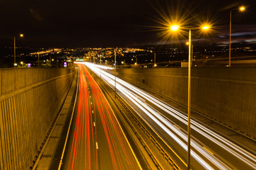 Fototapeta na wymiar Szlaków sygnalizacji świetlnej na obwodnicy w Newcastle