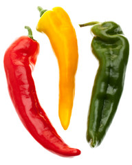 Bunter Paprika nebeneinander auf weißem Hintergrund