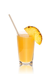 Glas Ananassaft mit Trinkhalm gespiegelt