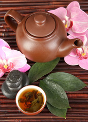Obraz na płótnie Canvas Chiński ceremonii herbaty na bambus tabeli close-up