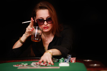 Frau am Pokertisch mit Drink