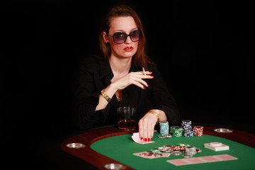 Frau raucht am Pokertisch