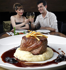 Casal no restaurante