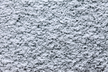 Fototapeta na wymiar Śnieg na szybie samochodowej.