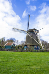Fototapeta na wymiar traditional dutch windmill, the Netherlands