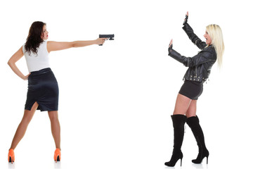 Fototapeta na wymiar detektive kobieta z pistoletem wskazując na głowę innej kobiety