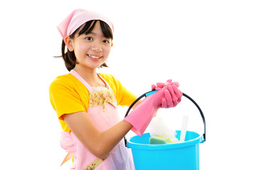 掃除道具を持つ笑顔の女の子
