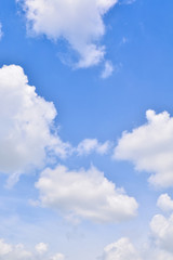 Naklejka na ściany i meble Błękitne niebo z chmurami