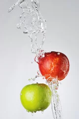Papier Peint photo autocollant Éclaboussures deau Pommes rouges et vertes et éclaboussures d& 39 eau