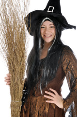Junge Frau im Hexen-Kostüm