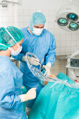 chirug führt eine arthroskopie durch