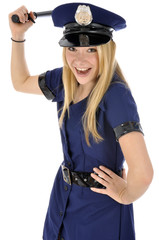 Junge Frau im Polizeikostüm
