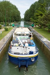 péniche, passage d'une écluse