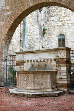 Perugia - Fontana in via Maestà delle Volte