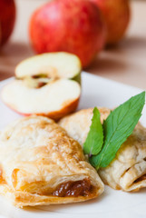 Jabłka w cieście francuskim z miętą © michals88