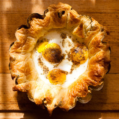 Jajka w cieście francuskim na drewnianej desce