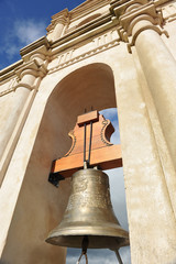 Obraz premium Campana de bronce en el campanario de la iglesia