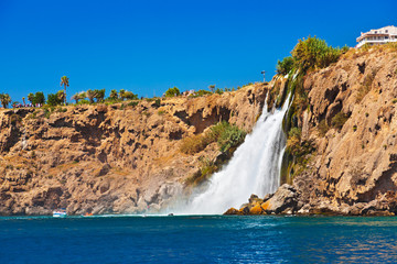 Fototapeta na wymiar Wodospad Duden w Antalya Turcja
