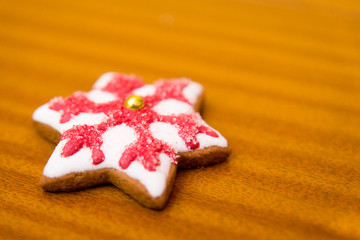Gwiazdkowy piernik na drewnianym stole