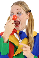 Junge Frau im Clown-Kostüm