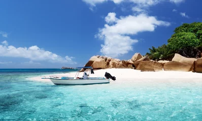 Crédence de cuisine en plexiglas Plage tropicale speed boat on the beach of Coco Island, Seychelles