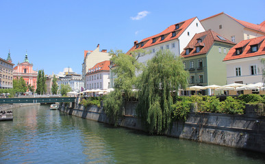 Fototapeta na wymiar Ljubljana centrum z Lublanicy rzeki, Słowenia