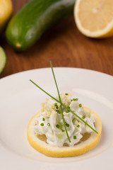 Concombre à la crème citronée et à la ciboulette.