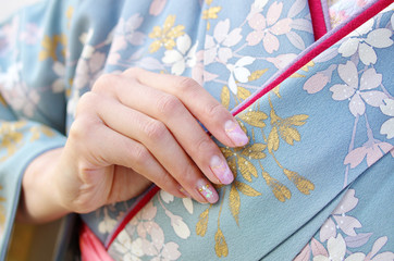 着物の女性とネイルアート