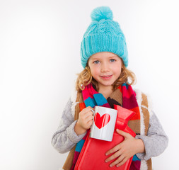 kind mit tasse und wärmflasche