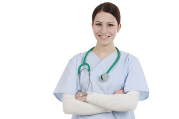 Krankenpflegerin im blauen Kittel lächelt