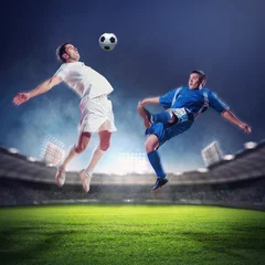 Poster Voetbal twee voetballers die de bal slaan