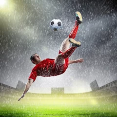 Schilderijen op glas voetballer die de bal slaat © Sergey Nivens