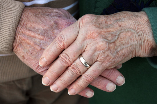 Die Hände eines alten Ehepaares