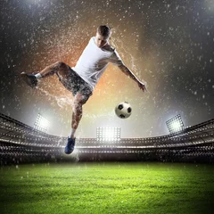 Sierkussen voetballer die de bal slaat © Sergey Nivens