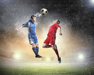 Zelfklevend Fotobehang twee voetballers die de bal slaan © Sergey Nivens