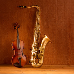 Fototapeta na wymiar Muzyka klasyczna skrzypce saksofon tenorowy Sax w rocznika
