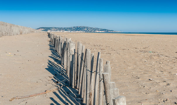 Panorama de la plage des trois digues en hiver &agrave; Sete, dans l'Herault en Occitanie, France