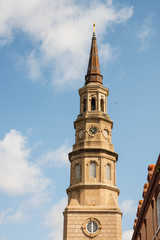 Fototapeta na wymiar Wieża Kościoła i Chmury