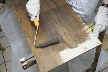 Lasieren eines Brettes