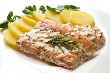 salmon fillet with potatoes