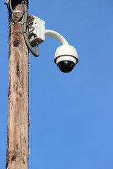 Fototapeta premium Poteau téléphonique en bois équipé de ' vidéosurveillance '