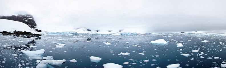 Fototapeta na wymiar Tidewater lodowiec, Paradise Bay, Antarktyda