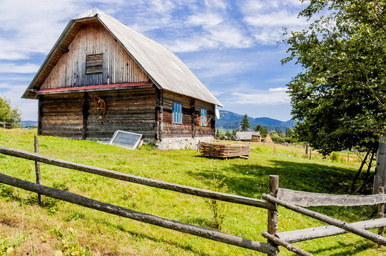 Fototapeta A typical wooden "Dacha" in the Ukrainian Carpathian Mountains