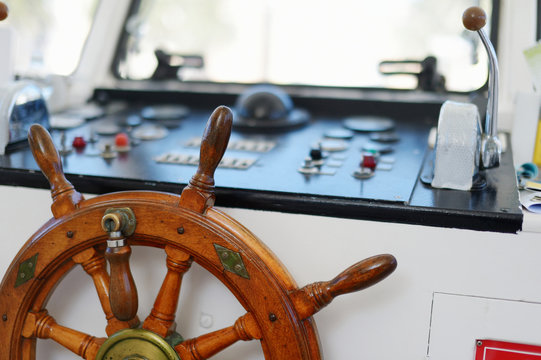 Steering wheel of a sailboat