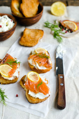 Crostini with salmon and lemon