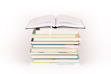 Buchstapel mit Terminplaner offen oben